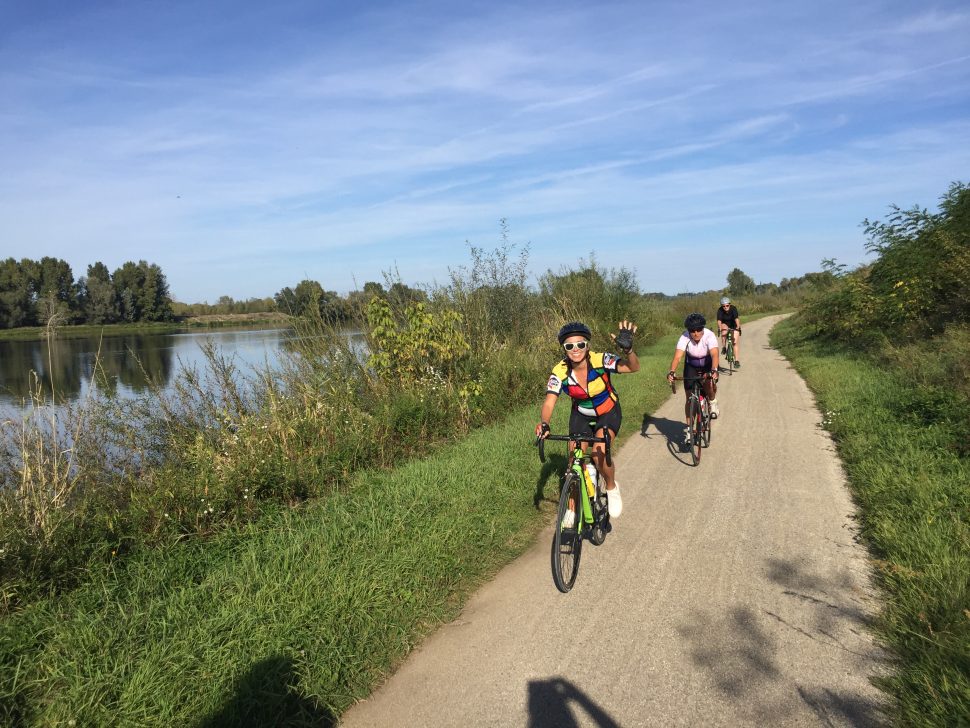 Blick auf Radfahrer auf dem Loire Radweg