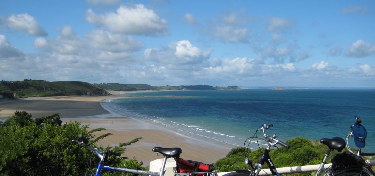 Blick auf einen Strand in der Nordbretagne