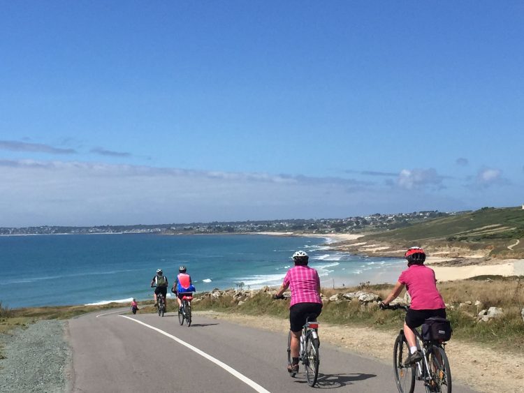 Radfahrerinnen auf dem Weg zum Meer in der Südbretagne