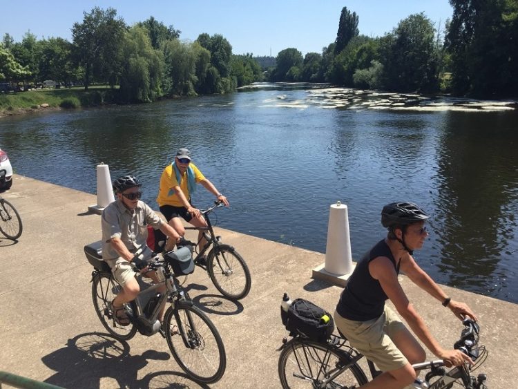 Cycling on the banks of the Dordogne in Le Bugue