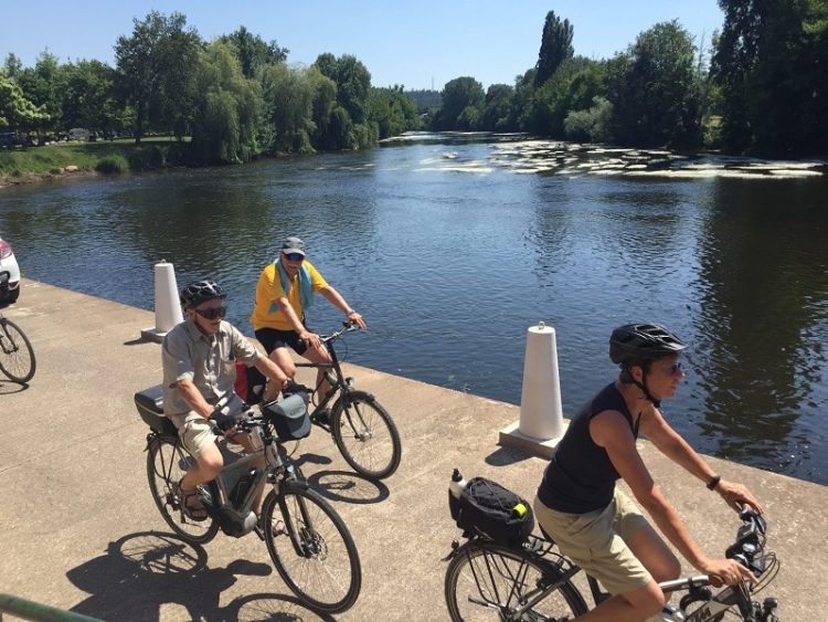 cyclistes au bord de l'eau à Le Bugue en Dordogne