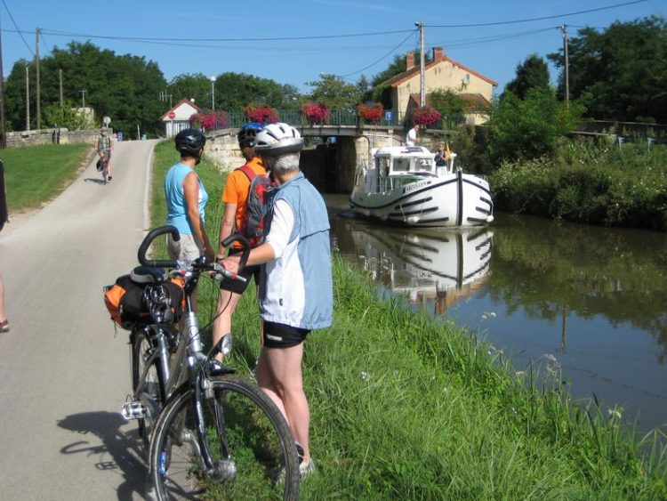 Cyclists at Canal du Centre