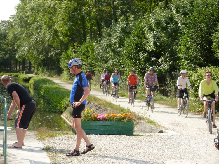 Spaziergänger und Radfahrer am Canal du Nivernais