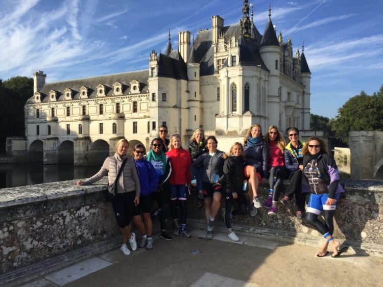 View of tour group in front of Chenonceau Castle