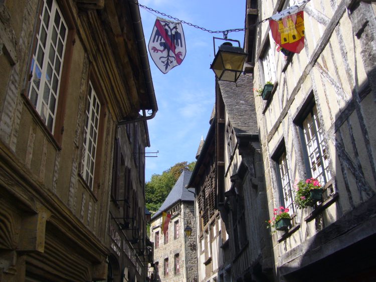 Fachwerkhäuser in Dinon in der Nordbretagne