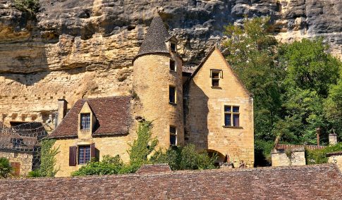 Haus im Felsen in der Dordogne