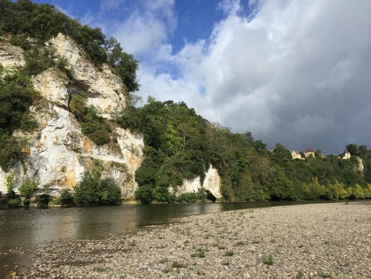 Flussufer in der Dordogne
