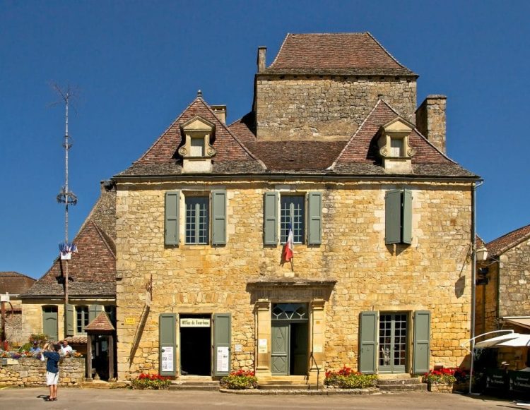 Maison en pierre jaune en Dordogne