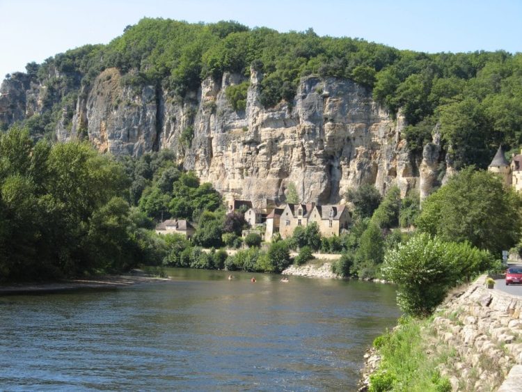 Panorama über die Dordogne mit Fluss im Vordergrund und Felsen im Hintergrund