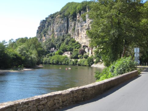 Radfahren am Ufer in der Dordogne