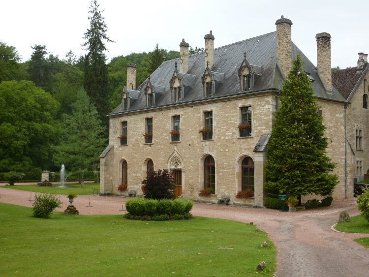 Blick auf Hotel Abbaye Bussière