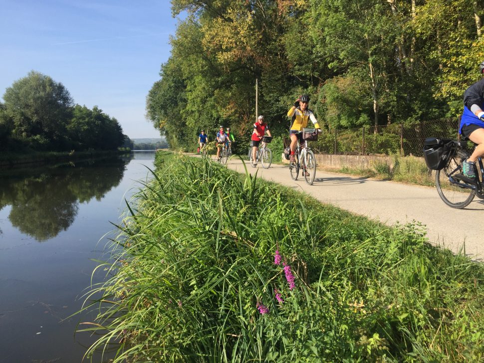 Blick auf Fahrradfahrer am Canal de Borgogne