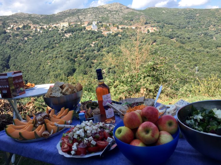 Picknick mit Aussicht auf Korsika