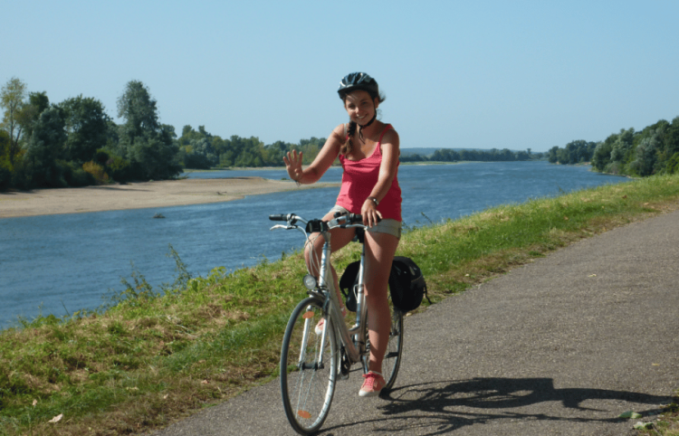 Blick auf Radfahrerin auf dem Loire Radweg