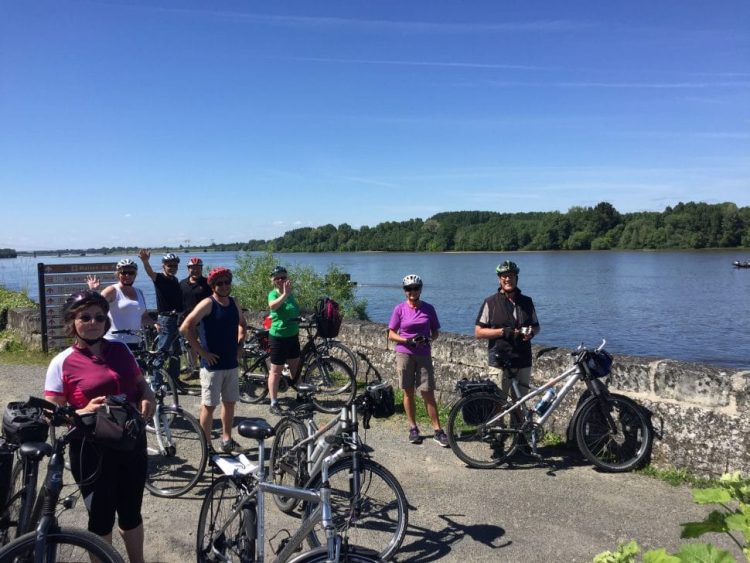 Group of cyclists on the banks of the Loire