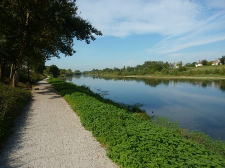 Blick auf Radweg am Ufer der Loire