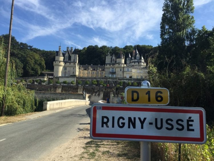 Blick in den Ort Rigny-Ussé mit Schloss im Hintergrund