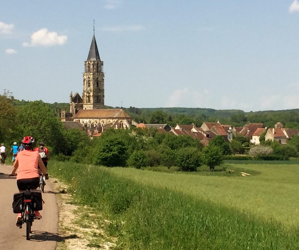 Blick auf Saint-Père im Burgund