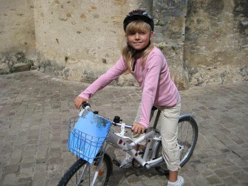Mädchen auf Fahrrad im Südburgund