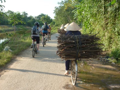 Radtour durch die Natur Vietnams