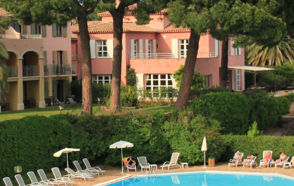 Blick auf den Außenbereich eines Hotels mit Schwimmbad France à Vélo