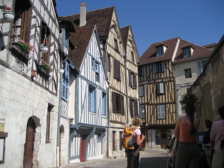 Blick auf Fachwerkhäuser in Auxerre