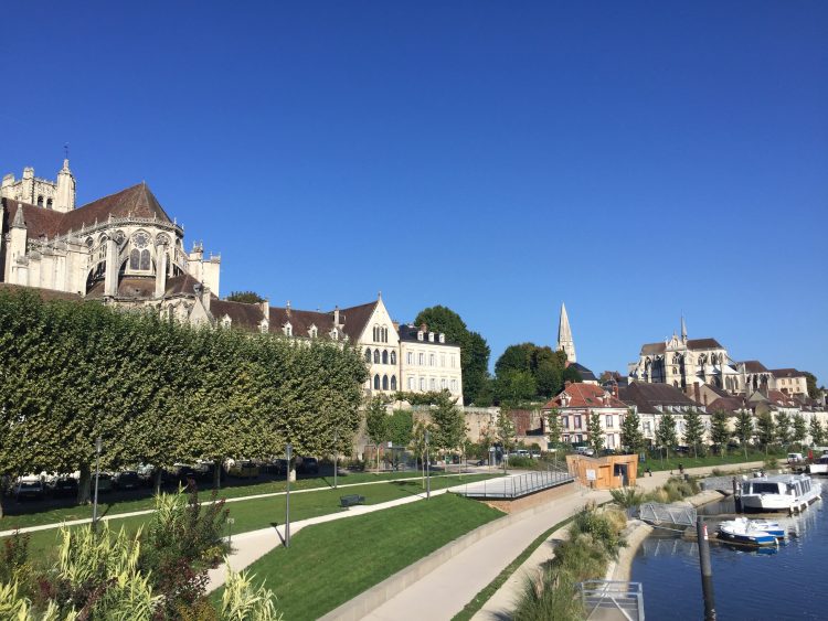 Blick auf das Ufer der Yonne in Auxerre