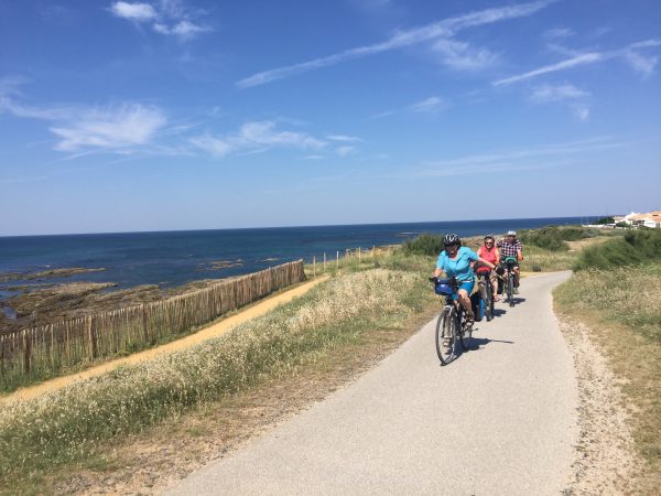 View at cyclists on the Vélodyssée