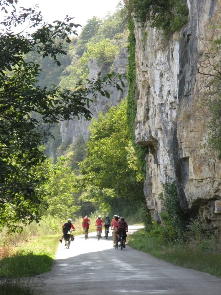 Cyclists in a valley of the Dordogne