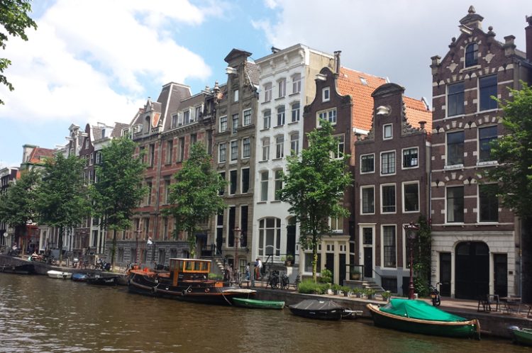 Blick auf Kanal und Häuser in Amsterdam