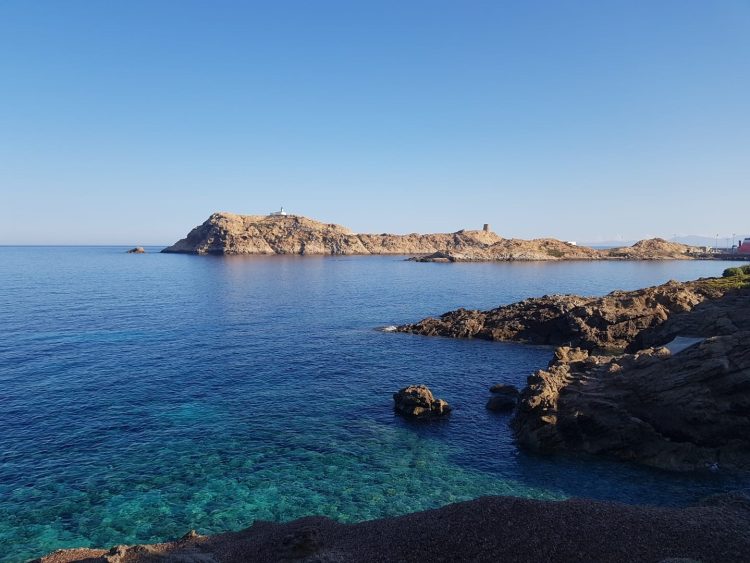 Blick auf das Meer auf Korsika
