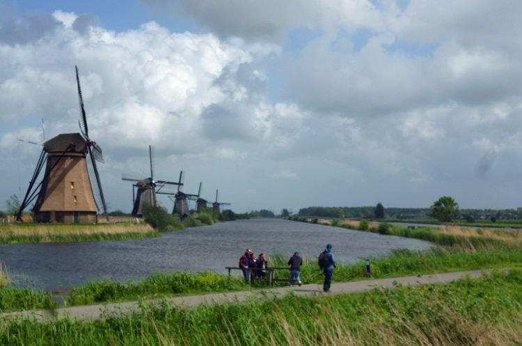 Blick auf die Stadt Kinderdijk in Holland