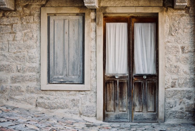 Blick auf uriges Haus auf Sardinien