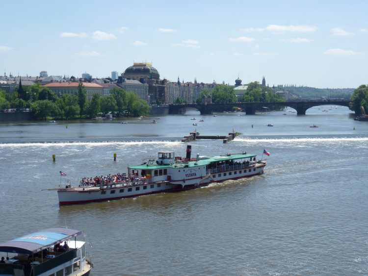 Blick auf den Fluss Moldau in Prag