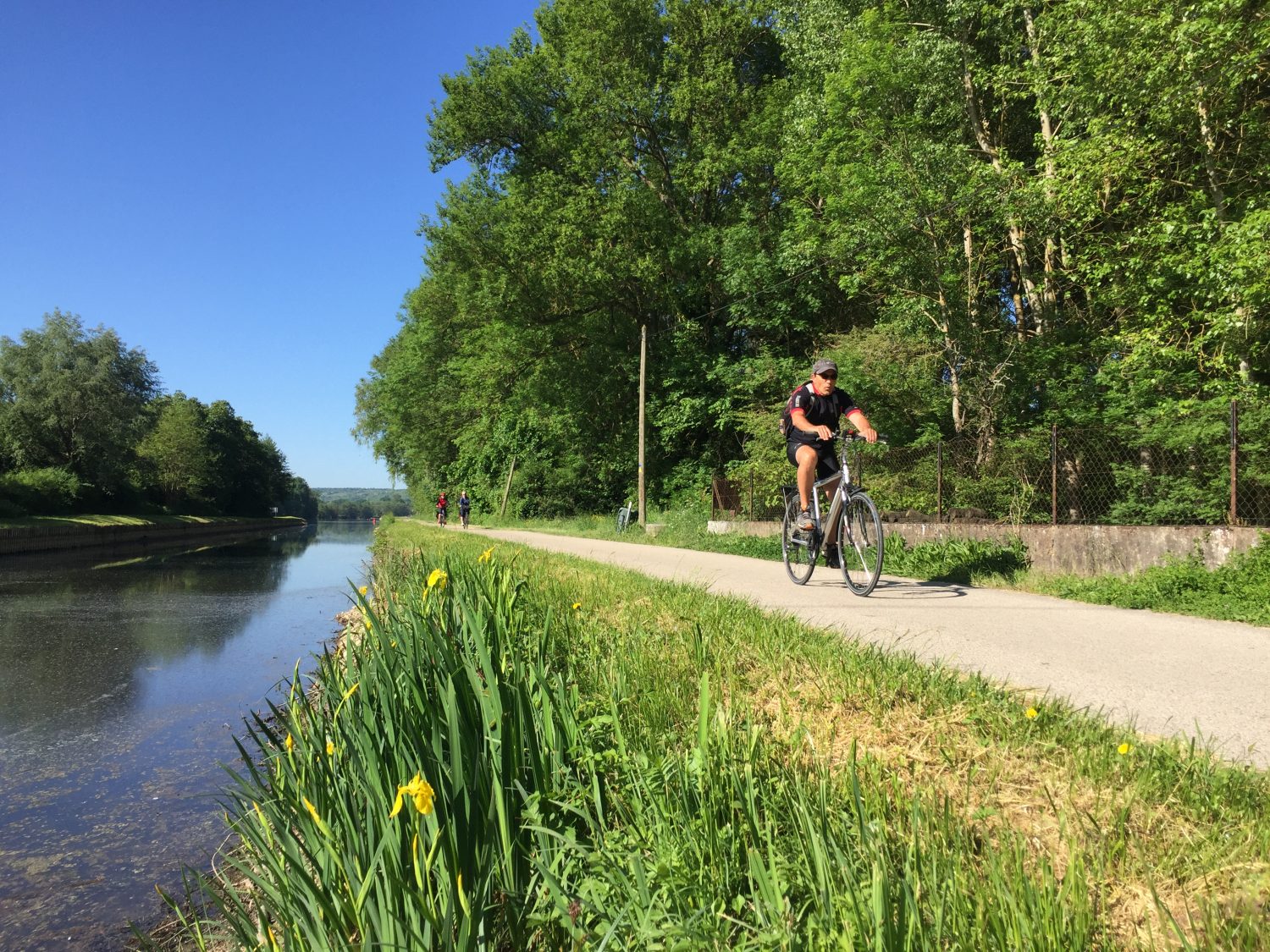 Blick auf Fahrradfahrer am Canal de Borgogne