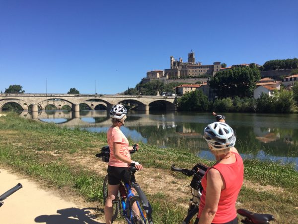 Blick auf Radfahrer am Canal du Midi