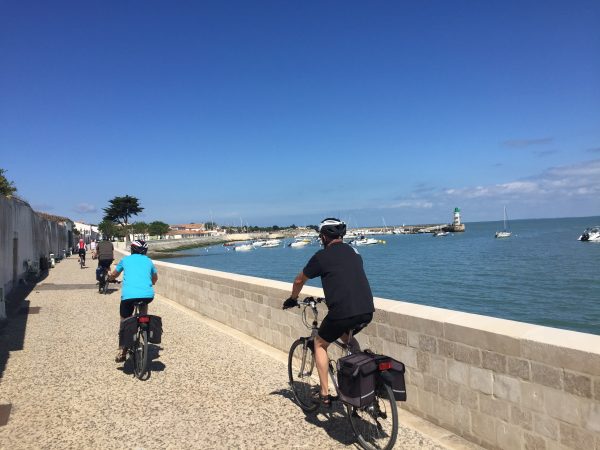 Blick auf Radfahrer auf der Ile de Re