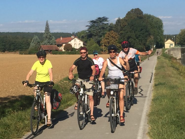 Radreise Franche-Comté Feld und Radfahrer France a Vélo