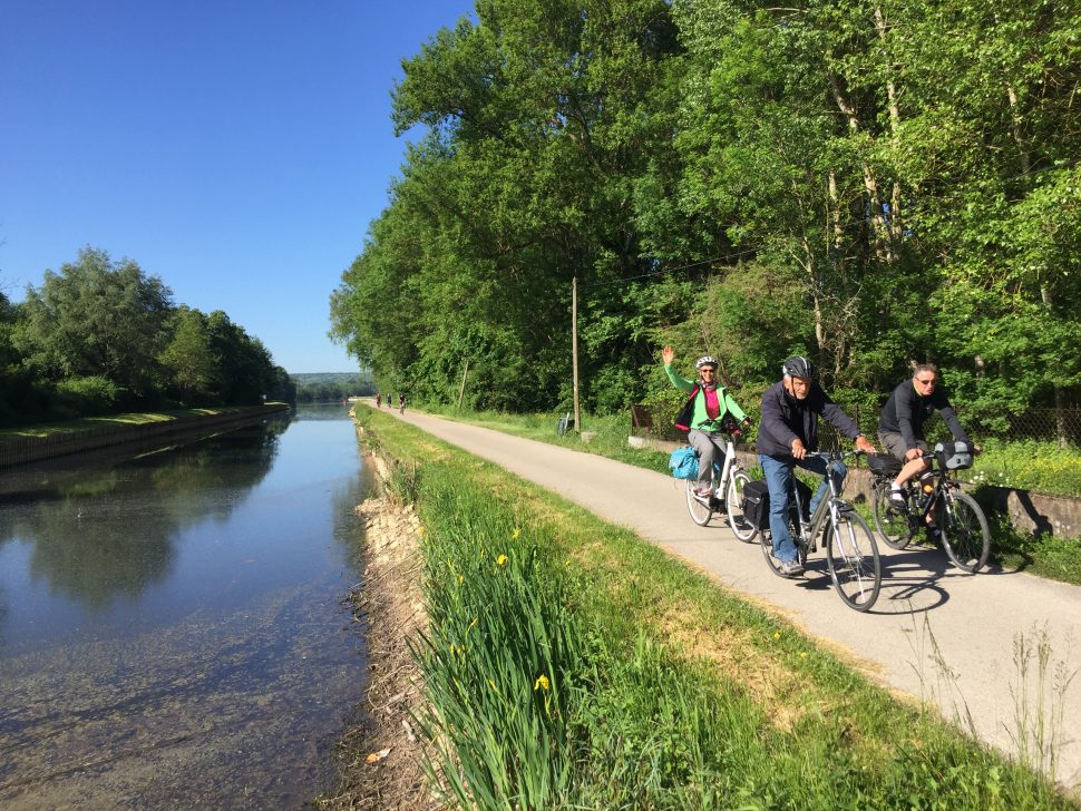 Radfahrer am Fluss in Franche Comté
