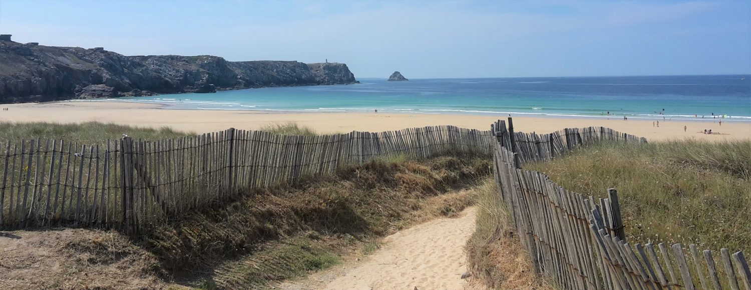 Blick auf Strand in der Südbretagne