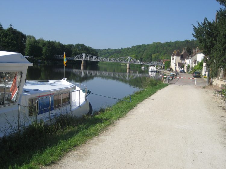 Blick auf die Yonne mit Schiff und rechts auf das Dorf Vaux