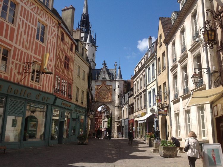 Blick auf den Tour de l'Horloge in Auxerre