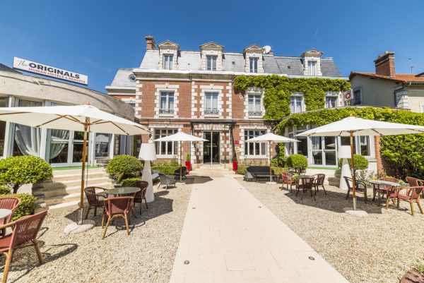 Blick auf die Hotelterasse und auf das Hotel Normandie in Auxerre 