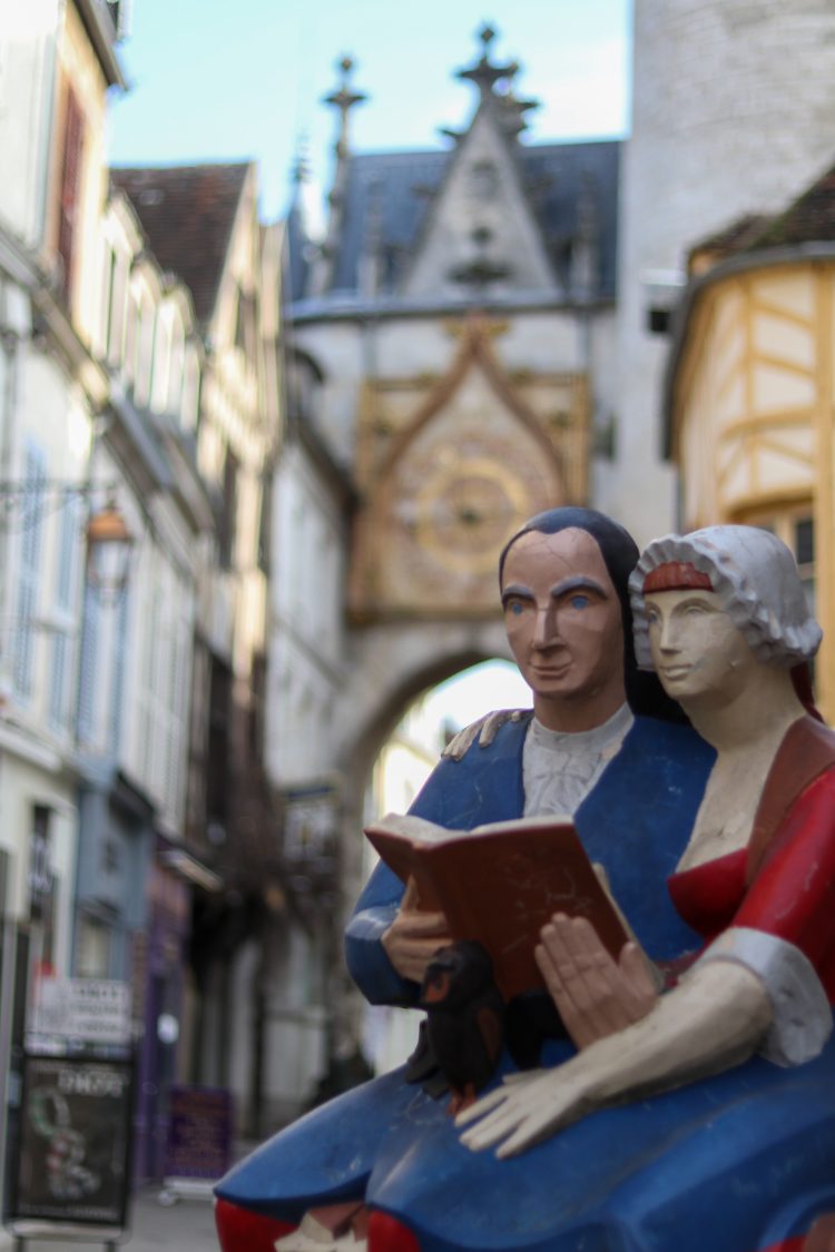 Auxerre Tour de l'Horloge avec la statue