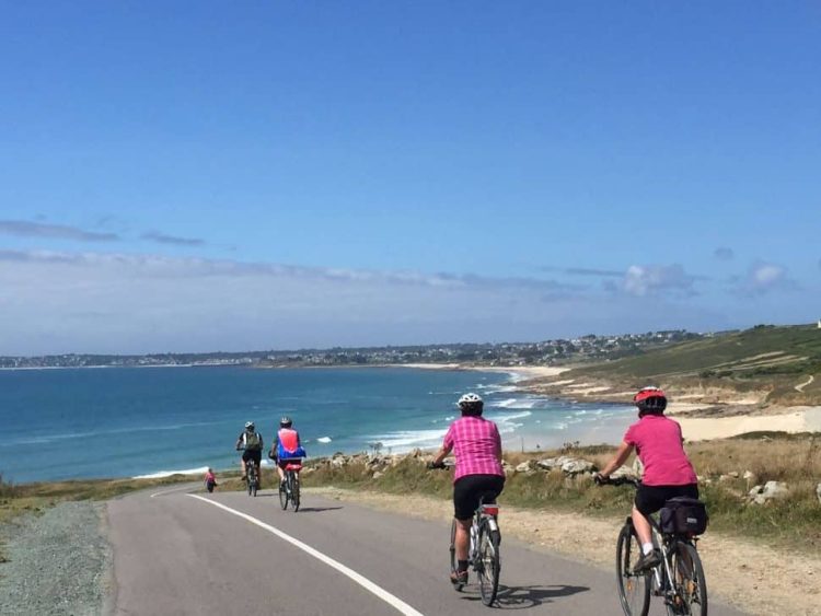 Cyclistes en route vers la mer en Bretagne sud