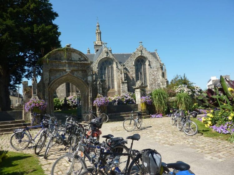 Fahrräder vor einer Kirche in der Südbretagne