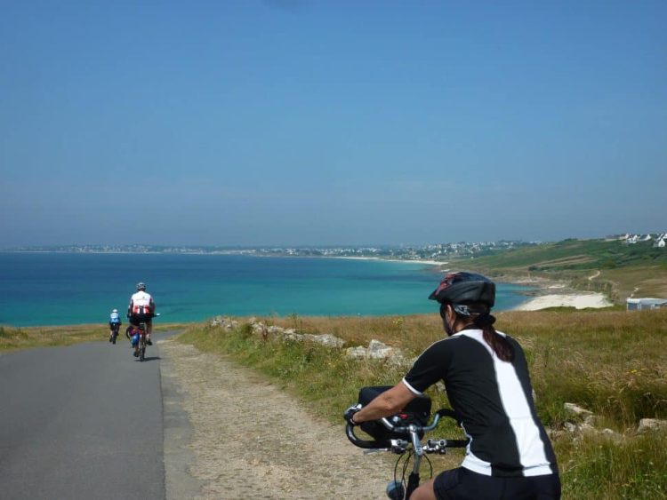 Radfahrer an der Küste in Finistère