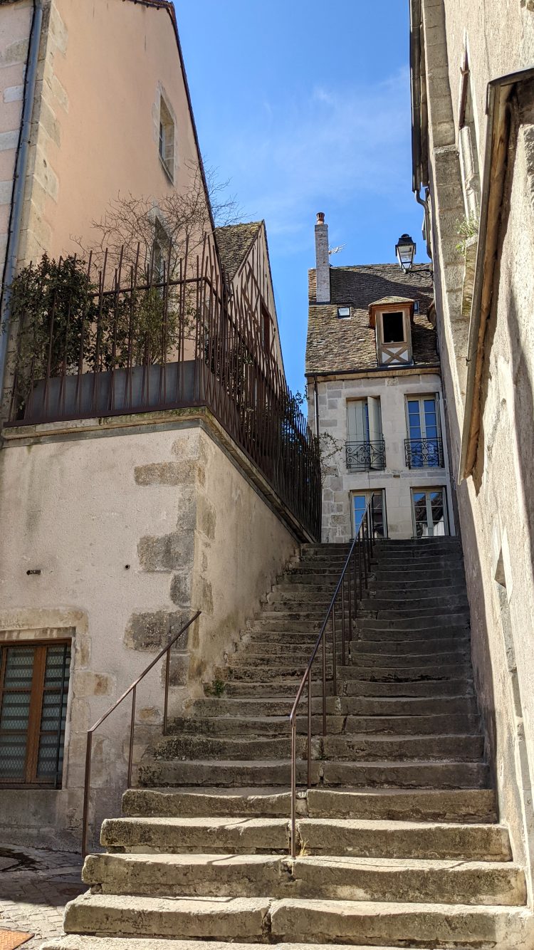 petit escalier entre deux maisons