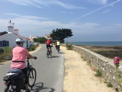 Radfahrer auf dem Radweg entlang der atlantischen Küste