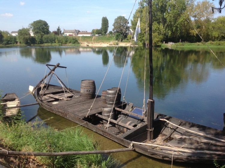 Holzboot am Ufer der Loire